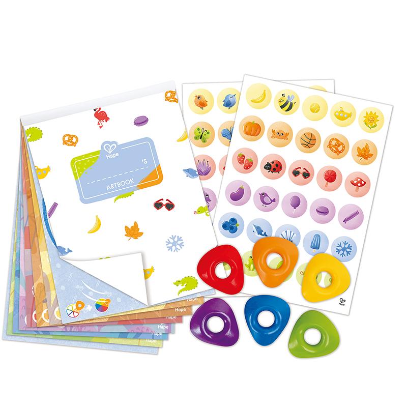 Hape colorea con crayones