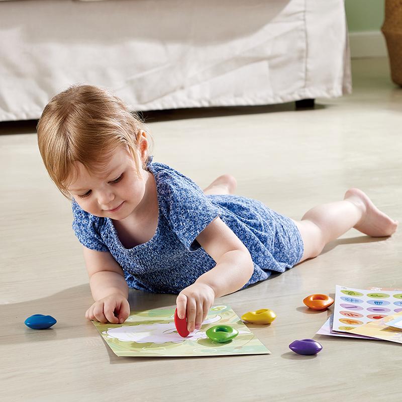 Hape colorea con crayones